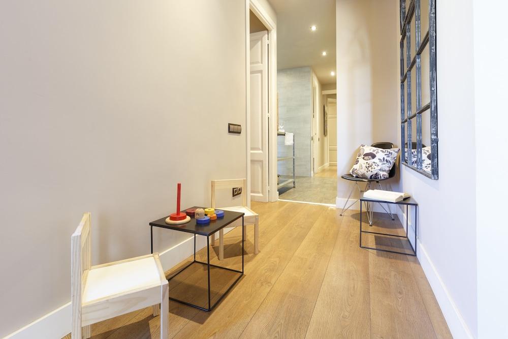 AinB Eixample Miró Apartments - Room