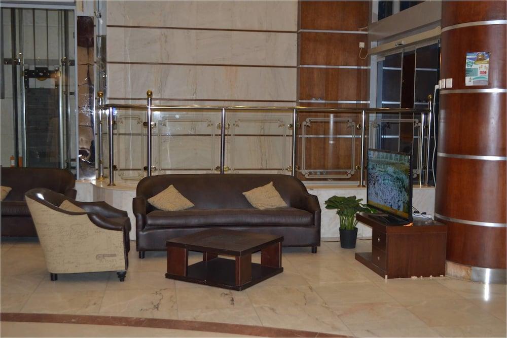Shoroq Al Nama Tower - Lobby Sitting Area