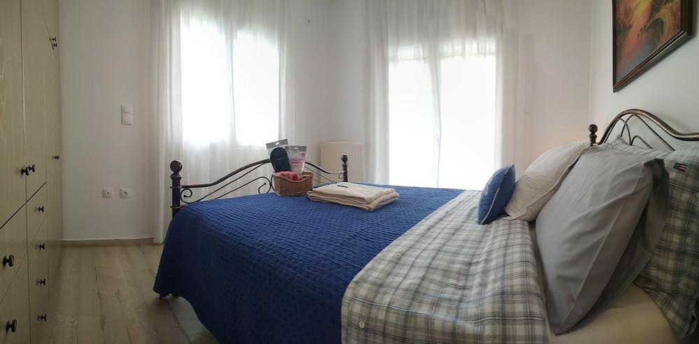 Charming 2-bed Vacation House in Lagonisi Attikis - Room