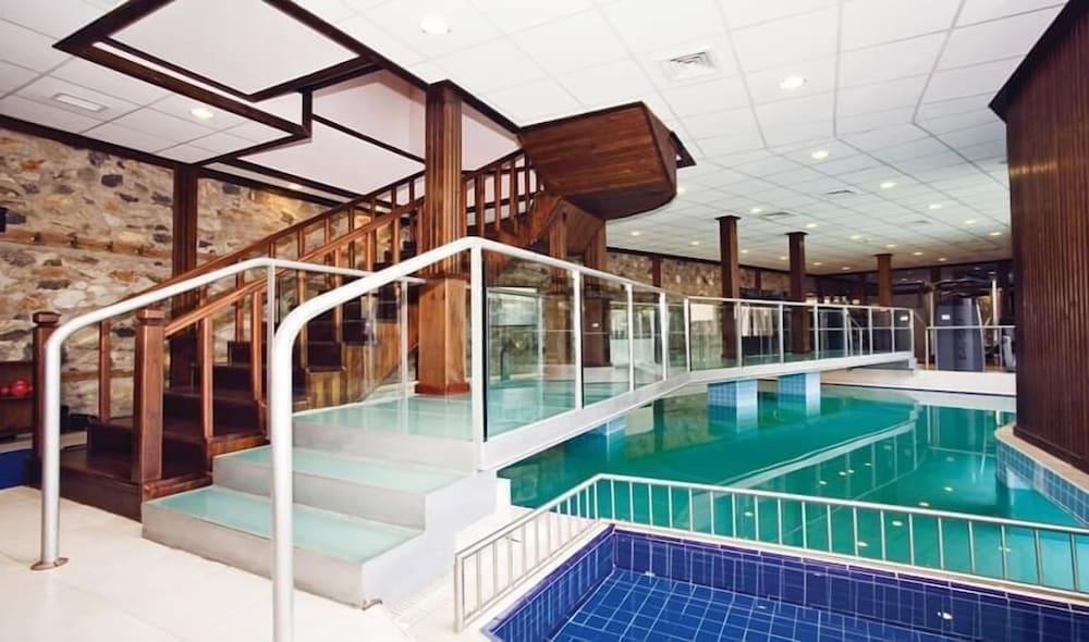 أوتانتيك كلوب هوتل آند سبا - Indoor/Outdoor Pool