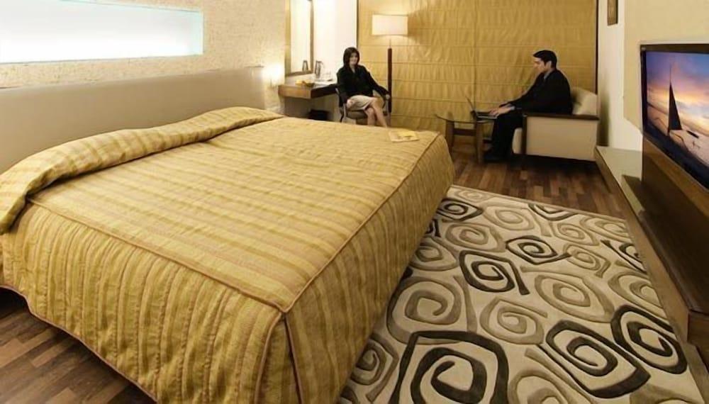 Monarch Luxur - Room