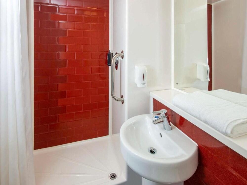 Ibis Budget Lancaster Centre - Bathroom