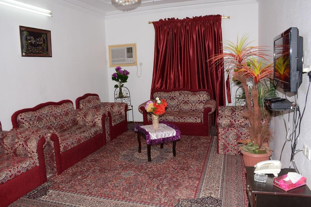 Al Eairy Furnished apt Al Madinah 1 - Living Room