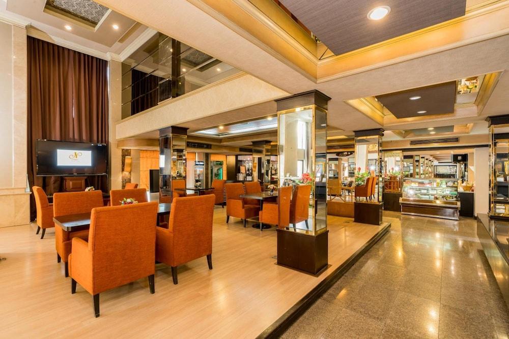Niran Grand Hotel - Lobby Sitting Area