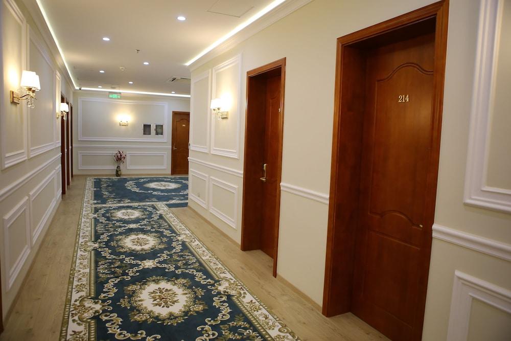 Hotel Colombo - Interior Entrance
