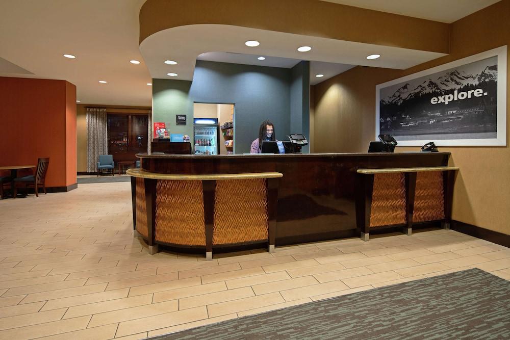 Hampton Inn & Suites Bremerton - Lobby