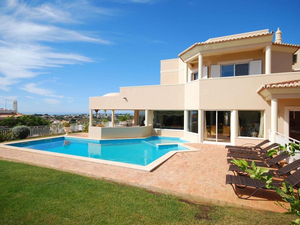 Lavish Villa in Albufeira With Private Swimming Pool - Featured Image