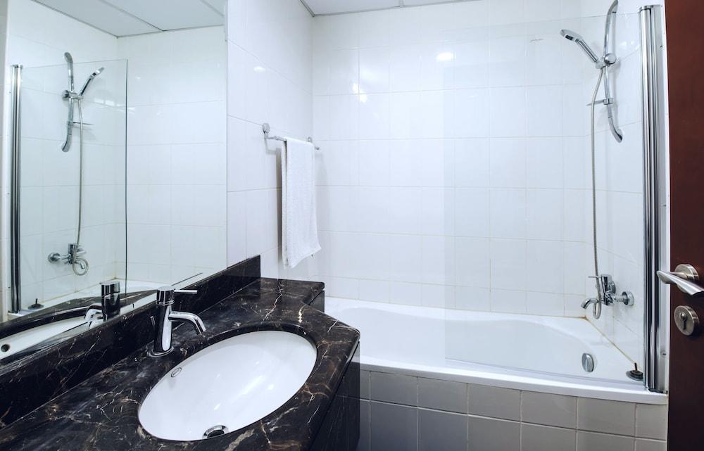 One Perfect Stay Studio Burj Al Nujoom - Bathroom