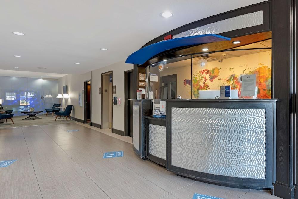 Best Western Plus Arlington North Hotel & Suites - Lobby