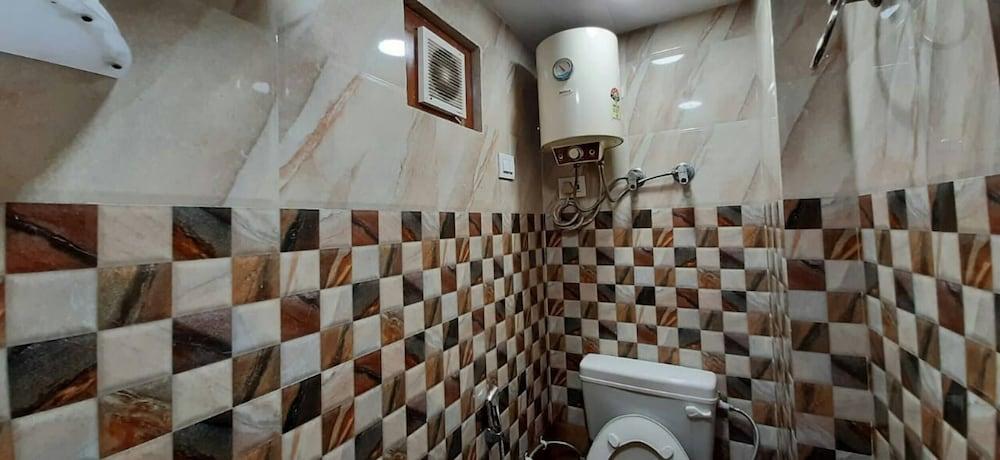 Room in Guest Room - Posh S. Delhi Foreigners Area, Lajpat Nagar - Bathroom