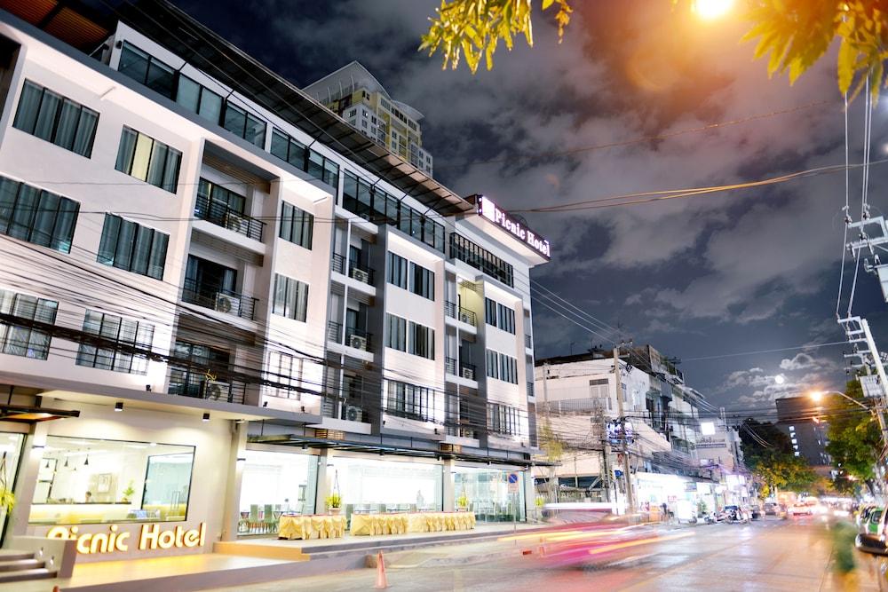 Picnic Hotel Bangkok - Exterior