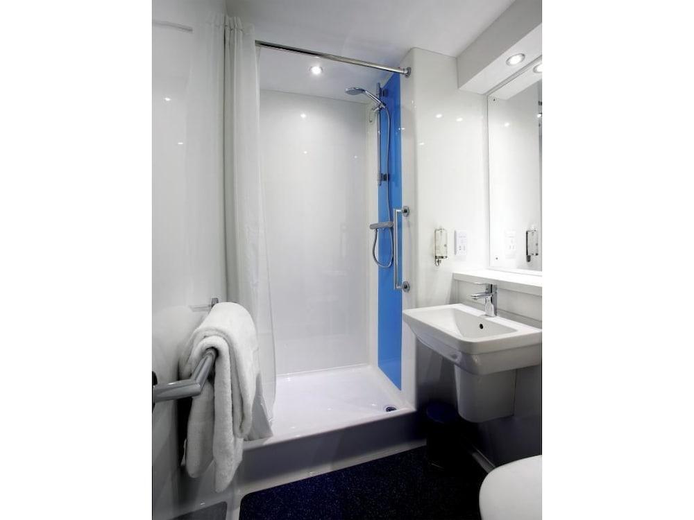 Travelodge Exeter M5 - Bathroom