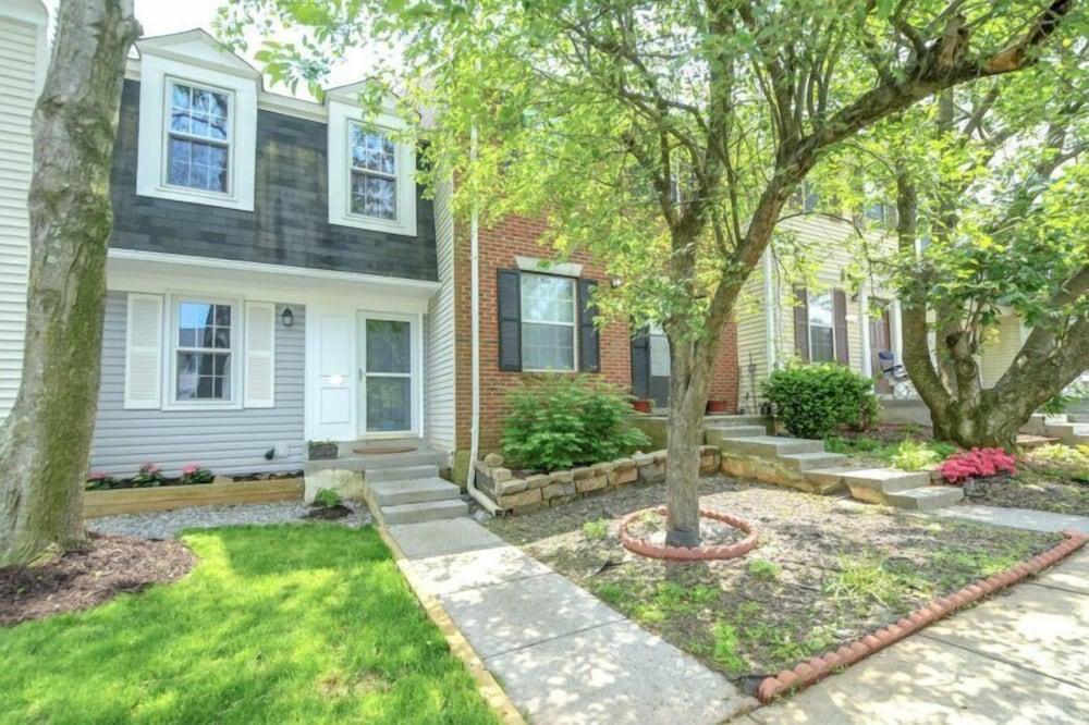New! 3-story Townhome - Private & Sanitized, Self Checkin. Quiet and Safe Neighborhood. Discounted During Pandemic. Pet Friendly! Super-host Support - Exterior