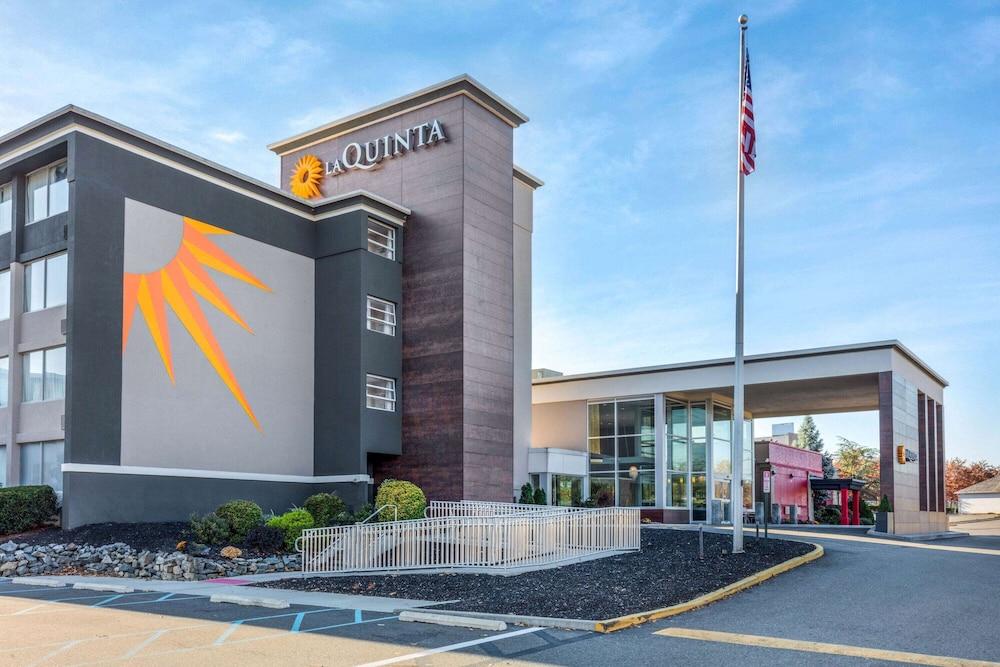 La Quinta Inn & Suites by Wyndham Clifton/Rutherford - Exterior