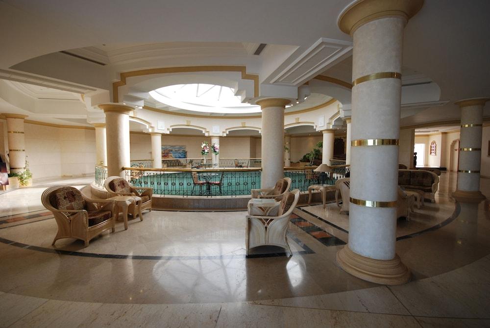 Dive Inn Resort - Lobby Sitting Area