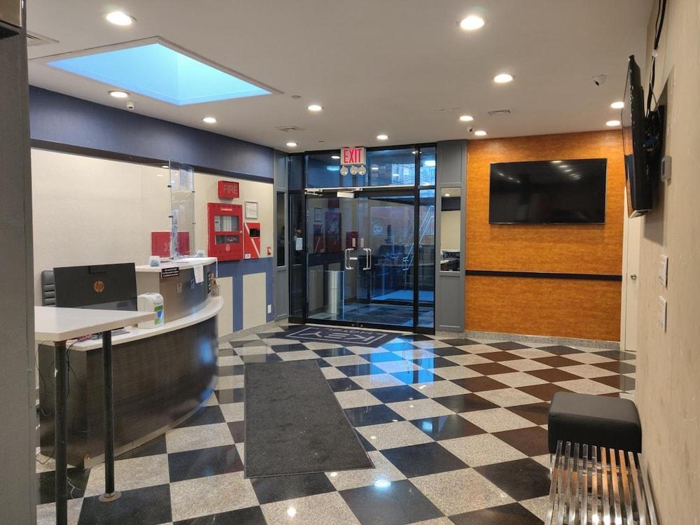 Hotel Key LaGuardia Airport - Lobby