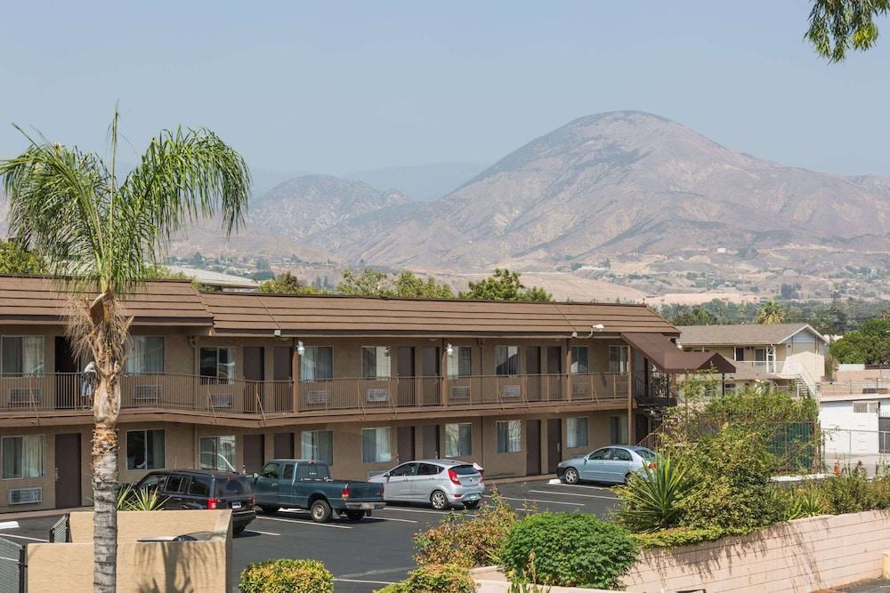 Days Inn by Wyndham San Bernardino - Exterior