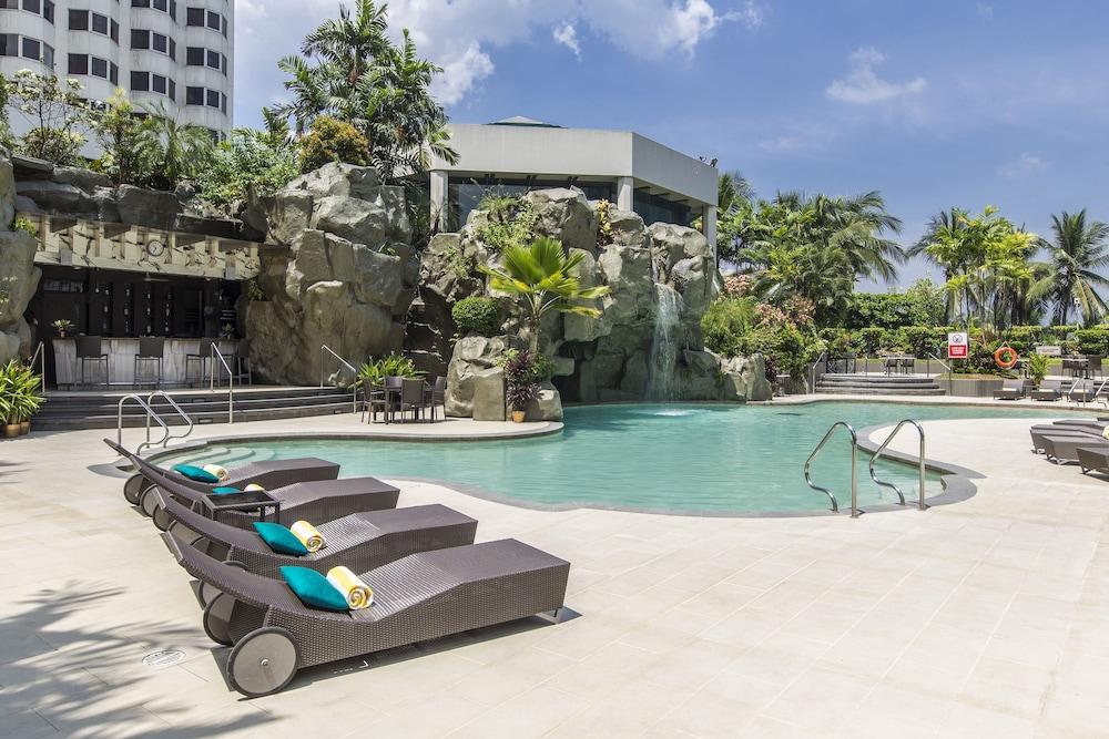 Diamond Hotel Philippines - Outdoor Pool