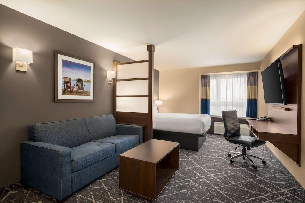 Microtel Inn & Suites by Wyndham Aurora - Room