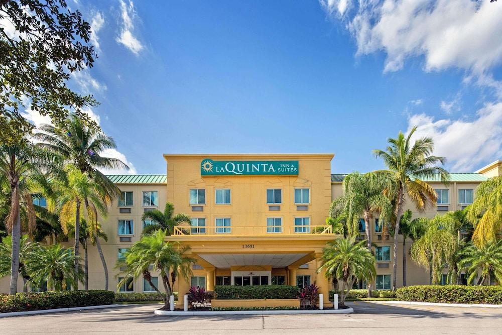 La Quinta Inn & Suites by Wyndham Sawgrass - Featured Image