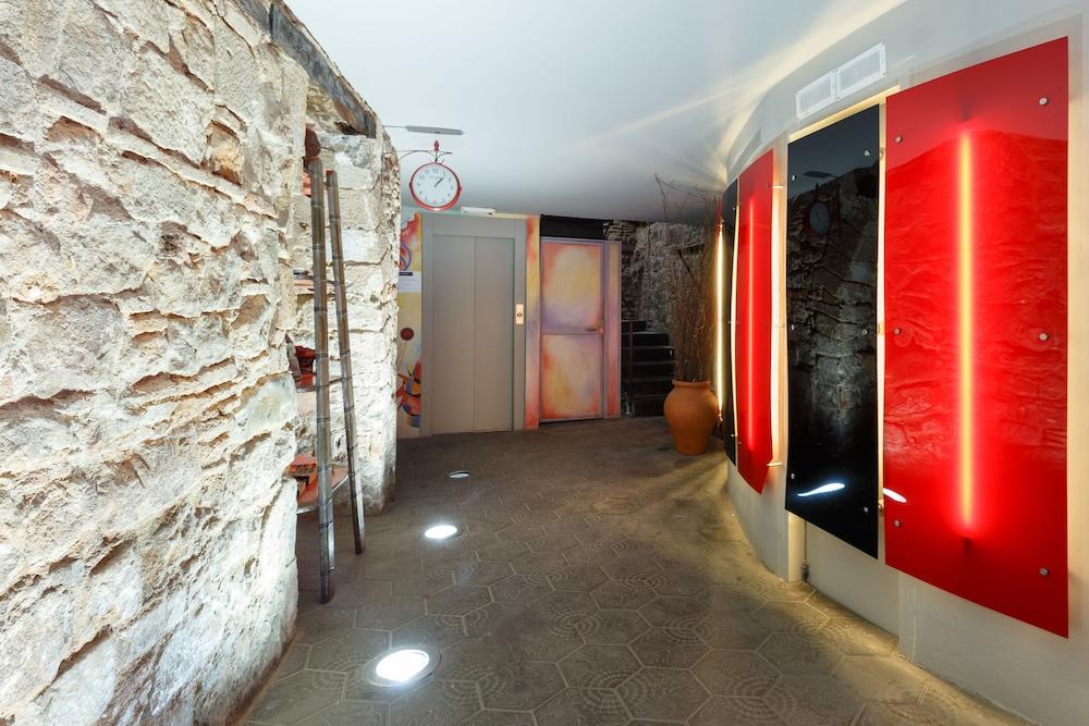 AinB Picasso Corders Apartments - Interior Entrance