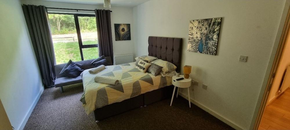 360 Serviced Accommodations - Brentwood 2 Bedroom Executive Apartment With Secure Parking - Room