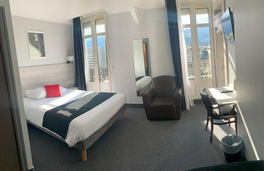 BRIT HOTEL CONFORT Suisse et Bordeaux - Room