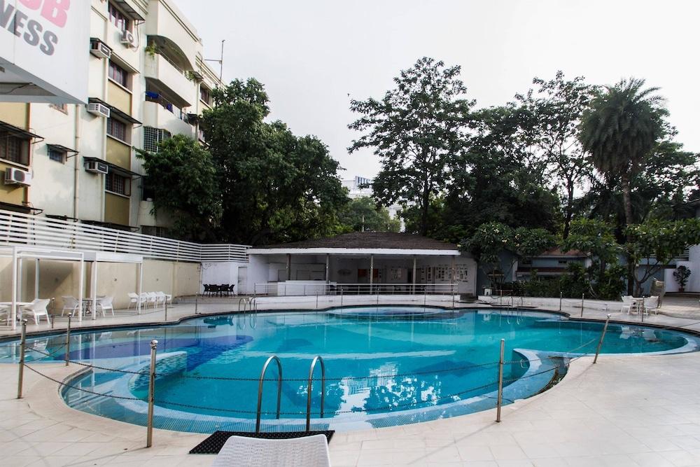 OYO 1410 Country Club Begumpet - Outdoor Pool