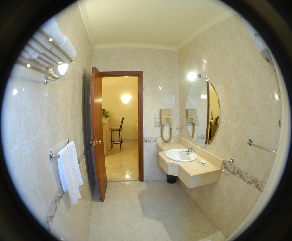 فندق جولدن كارفن - Bathroom