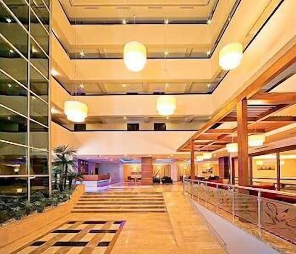 MOM Hotel - Lobby