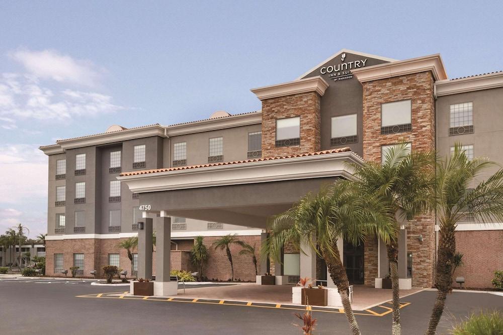 Country Inn & Suites by Radisson, Tampa Airport East-RJ Stadium - Featured Image