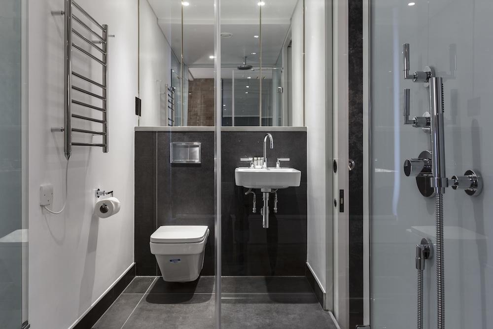 Soho Lofts by Q Apartments - Bathroom
