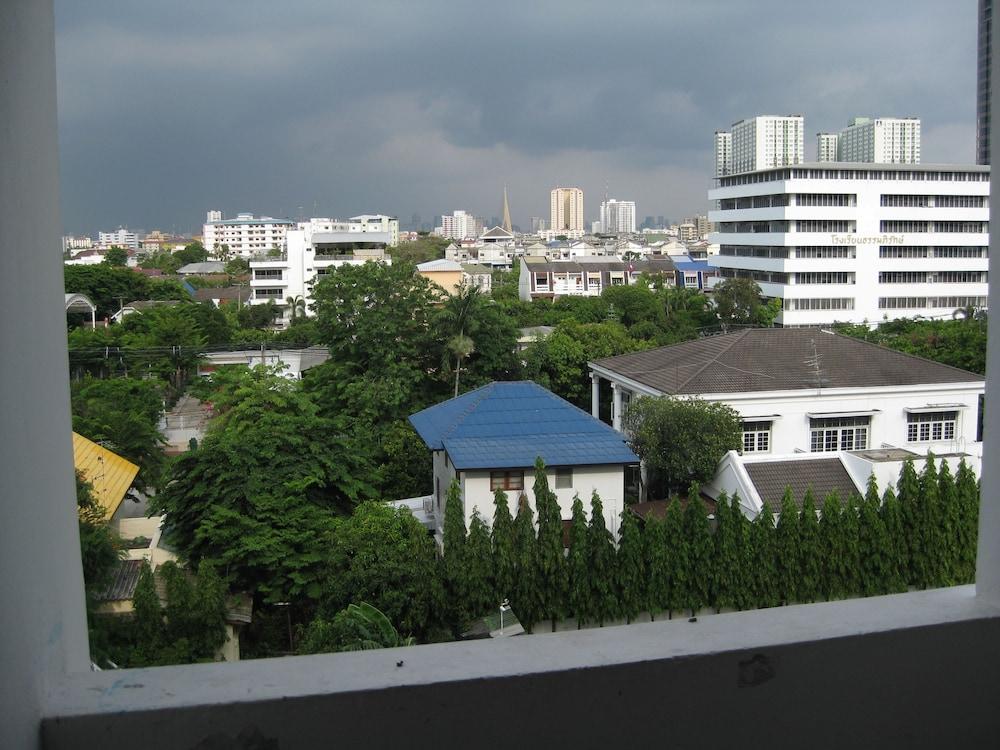 Komol Residence Bangkok - Exterior