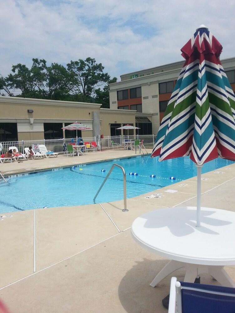 Armoni Inn & Suites - Outdoor Pool