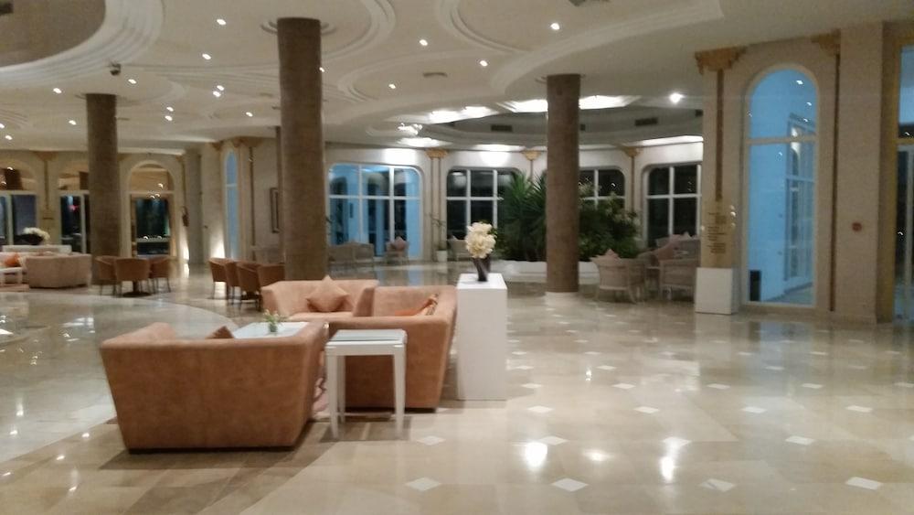 Golden Tulip Taj Sultan Resort - Lobby Sitting Area