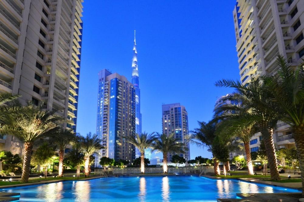 Maison Privee - Radiant Urban Retreat with Iconic Burj Khalifa Vws - Outdoor Pool