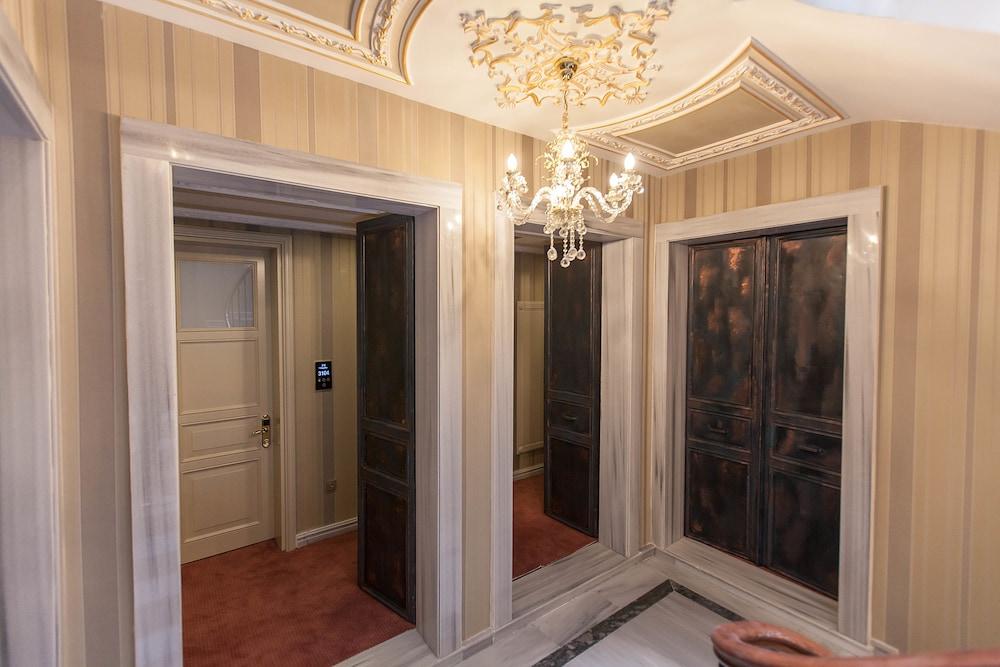 Meserret Palace Hotel - Interior Entrance