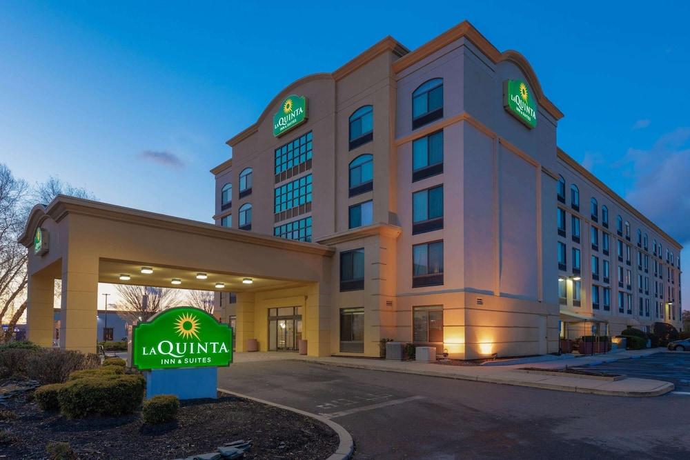 La Quinta Inn & Suites by Wyndham Garden City - Exterior