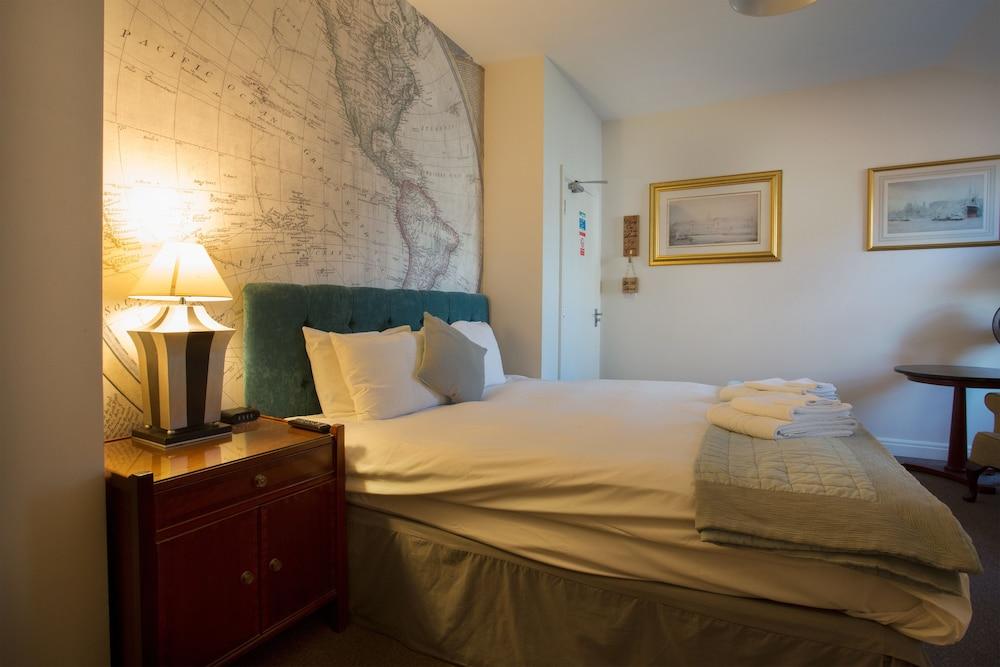 The Captain Cook Hotel - Room