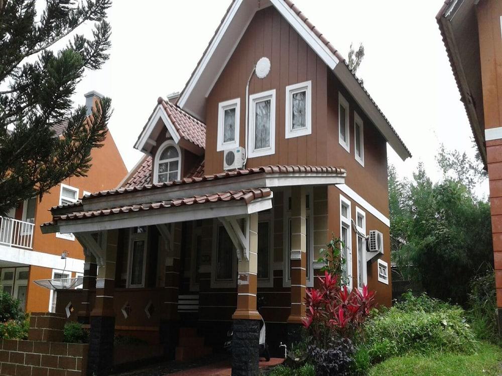 Villa Kota Bunga Aster - Exterior detail