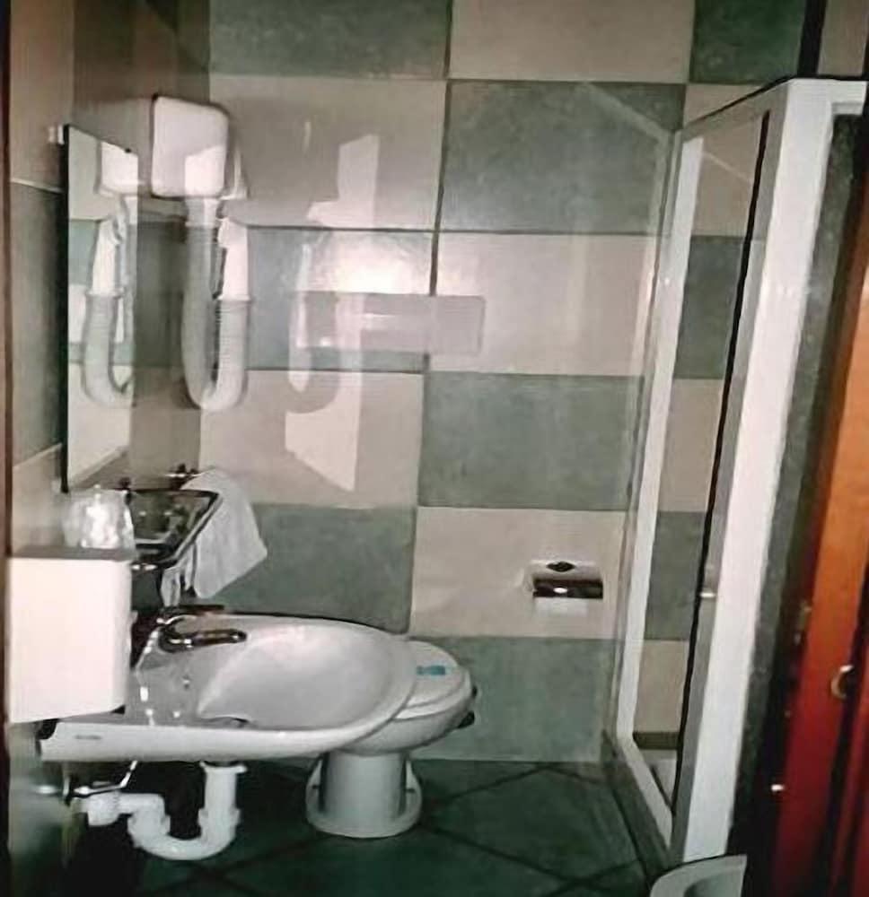 Hotel Paola - Bathroom