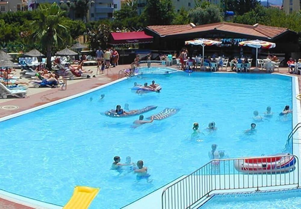 Club Turquoise Apartments - Pool