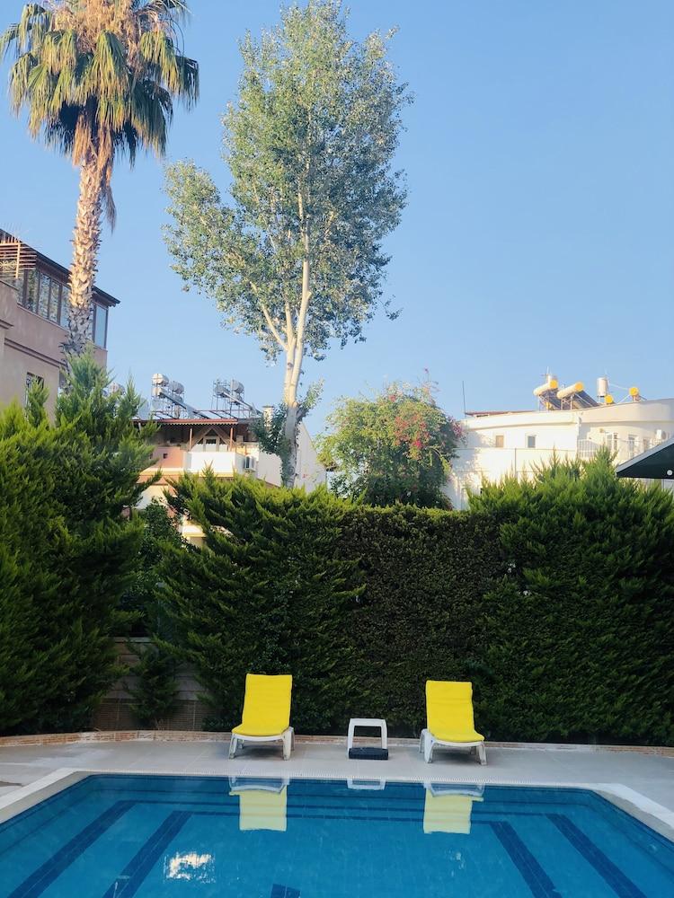 Lemon Hotel - Outdoor Pool