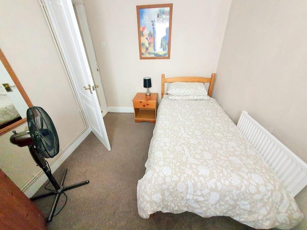 2-bed Flat With Superfast Wi-fi DW Lettings 9WW - Room