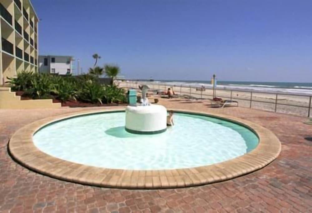 Daytona Inn Beach Resort - Outdoor Pool