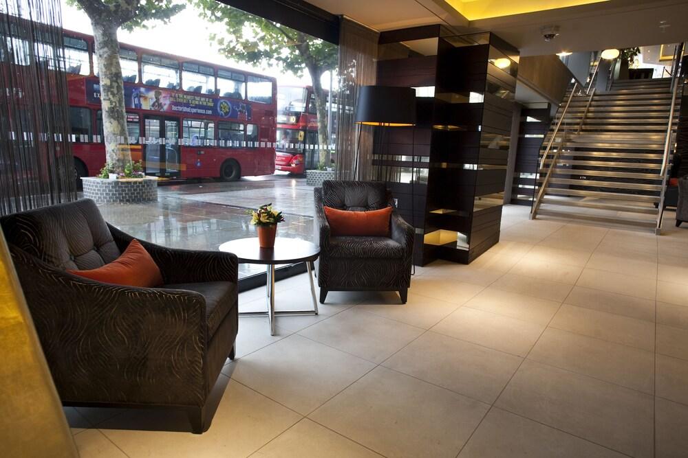 Hilton London Olympia - Lobby Sitting Area