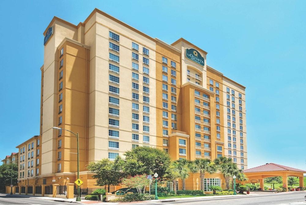 La Quinta Inn & Suites by Wyndham San Antonio Riverwalk - Exterior