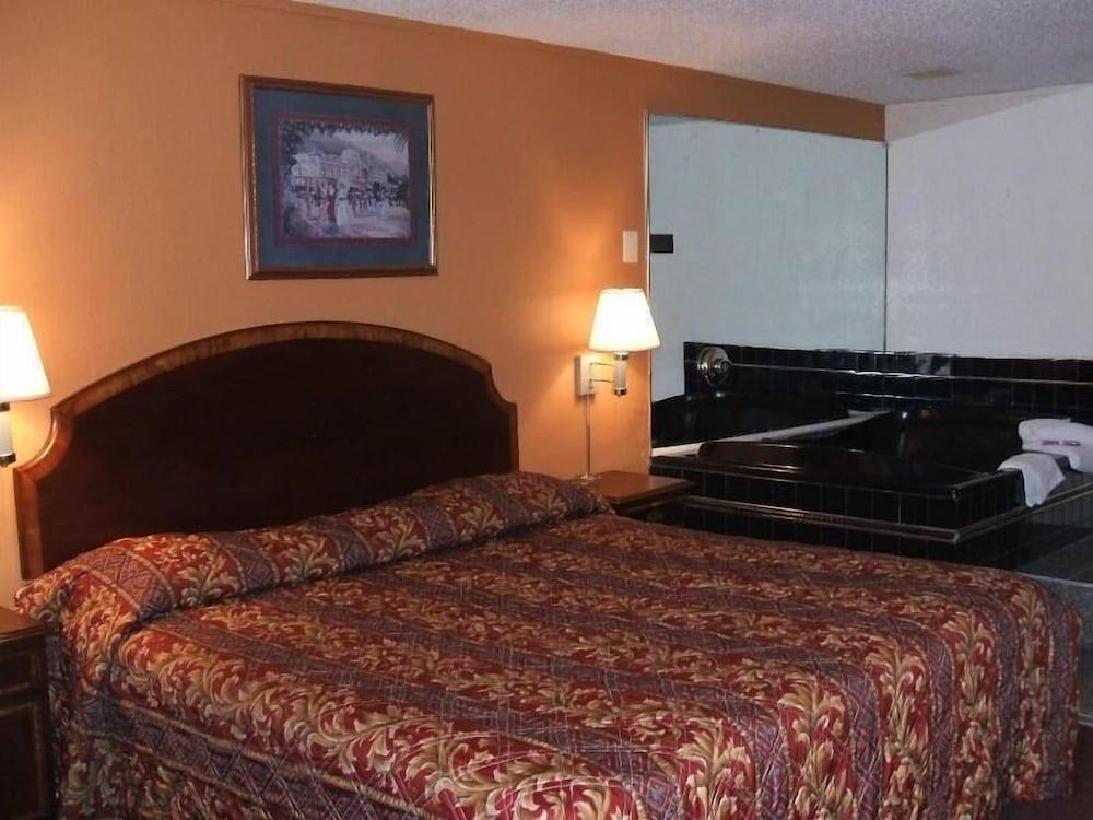 A Victory Inn & Suites - Detroit - Room