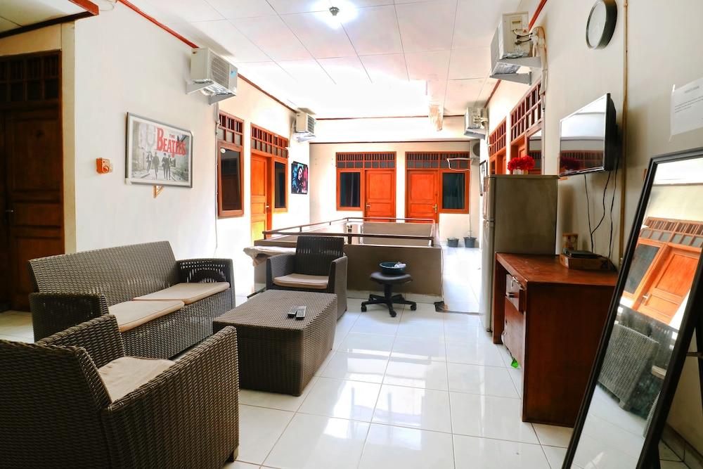Premium Senen Guesthouse - Female Only - Lobby Sitting Area
