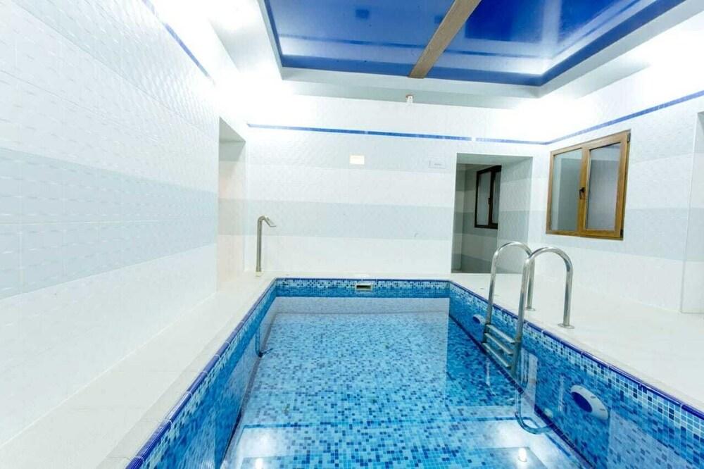 Austin Hotel Baku - Indoor Pool